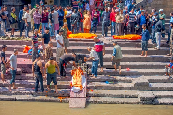 Kathmandu, Nepal 15 października 2017: Religijne spalanie rytuał w świątyni Pashupatina, Kthmandu — Zdjęcie stockowe