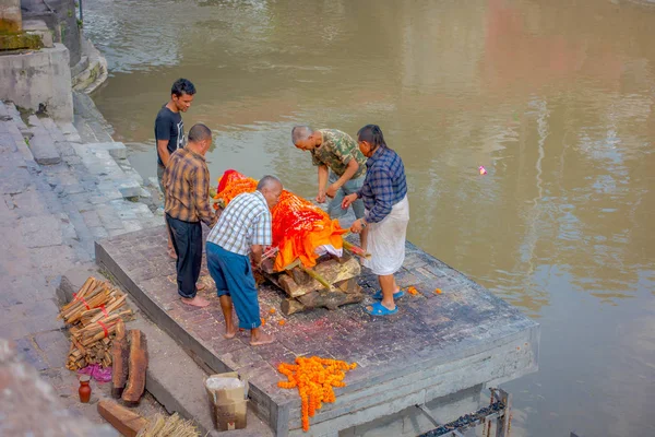 KATHMANDU, NEPAL OCTUBRE 15, 2017: Vista aérea de personas no identificadas preparando el cuerpo para el ritual de la quema religiosa en el templo de Pashupatina, Kthmandu —  Fotos de Stock