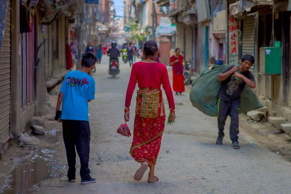 Katmandu, Nepal 15 Ekim 2017: Katmandu, Nepal, şehrin tarihi merkezinde, sokaklarında yürüyüş tanımlanamayan kişi