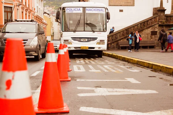 Кіто, Еквадор 28 листопада 2017 року: Крупним планом розмиті помаранчевий конуси з автобус і люди за в історичний центр міста, громадський транспорт старих місто Кіто на півночі Еквадору — стокове фото