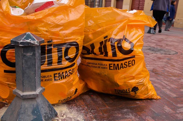 QUITO, ECUADOR NOVEMBRE, 28, 2017: Primo piano di due sacchi della spazzatura alloggiati vicino a una struttura metallica nel centro storico, del centro storico di Quito, nel nord dell'Ecuador — Foto Stock