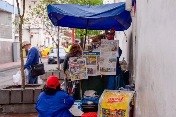 QUITO, ECUADOR 28 DE NOVIEMBRE DE 2017: Primer plano del periódico en una tienda pública de dulces y comida en el centro histórico del casco antiguo de Quito en el norte de Ecuador —  Fotos de Stock