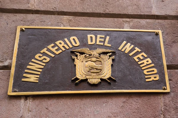 QUITO, ECUADOR NOVEMBER, 28, 2017: Informative sign with an ecuadorian shield at outdoors at historical center of old town Quito in northern Ecuador — Stock Photo, Image