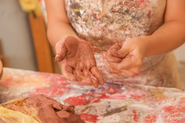 Kadın ustası closeup heykel Atölyesi ahşap tablo üzerinde çalışan eller