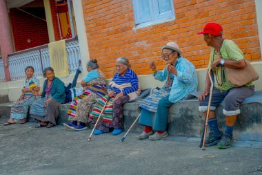 Pokhara, Nepal - 06 Ekim 2017: enter Tashi mülteci yerleşim Pokhara, Nepal, açık havada oturma tanımlanamayan kişi
