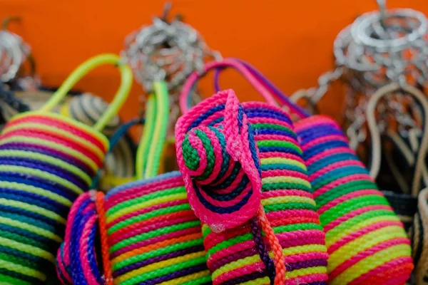 CARTAGENA, COLOMBIA - 27 DE OCTUBRE DE 2017: Primer plano de bolsas colombianas de colores en un mercado público de Cartagena — Foto de Stock