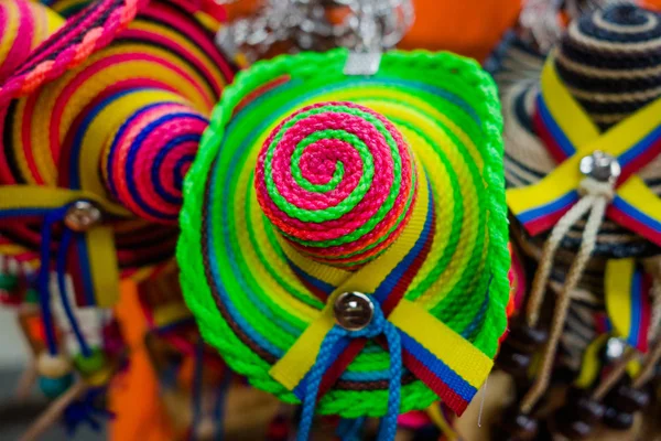 Cartagena, Colombia - oktober 27, 2017: Närbild av färgade colombianska hattar på en offentlig marknad i Cartagena — Stockfoto