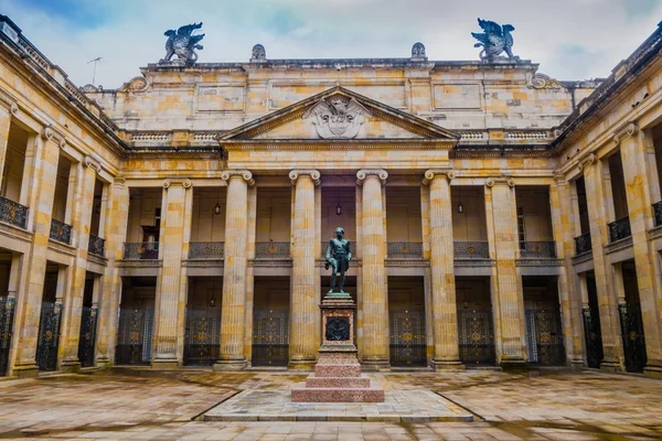 Богота, Колумбія 22 жовтня 2017: Красиві бронзову скульптуру на внутрішньому дворику Колумбійський Капітолії і Конгресу, Богота — стокове фото