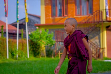 Pokhara, Nepal - 06 Ekim 2017: açık havada, Tashi mülteci yerleşim Pokhara, Nepal, kimliği belirsiz Budist keşiş çocuğun