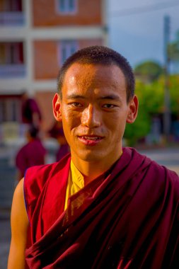 Pokhara, Nepal - 06 Ekim 2017: Genç Budist rahip, açık havada, Tashi mülteci yerleşim Pokhara, Nepal Portrit