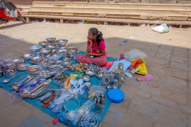 Thamel, Kathmandu Nepal - 10 Ekim 2017: Mutfak malzemesi satış Thamel genel sokak pazarında