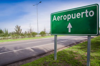 Quito, Ekvator - 23 Kasım 2017: Bir Quito şehir sokakta bulunan kenara yeşil bir arka planda beyaz harflerle yazılmış Havaalanı sözcüğün bilgilendirici işaret kapat