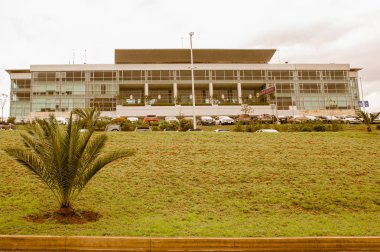 Quito, Ekvator - 23 Kasım 2017: Quito şehir Mariscal Sucre Uluslararası Havaalanı önünde bulunan açık görünümü bulunan büyük alışveriş merkezi