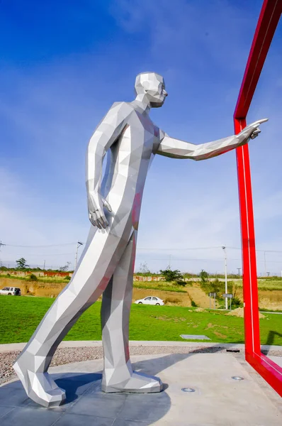 Quito, Ecuador - 23 de noviembre de 2017: Hermosa vista al aire libre de una escultura de arte gris moderno en el Aeropuerto Internacional Mariscal Sucre de la ciudad de Quito — Foto de Stock