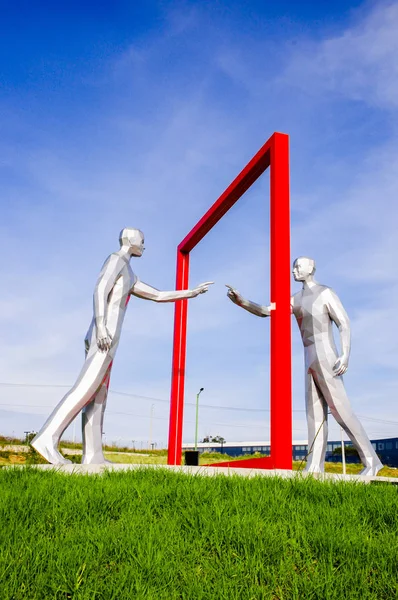 Quito, Ecuador - 23 de noviembre de 2017: Hermosa vista al aire libre de una escultura de arte gris moderno en el Aeropuerto Internacional Mariscal Sucre de la ciudad de Quito — Foto de Stock