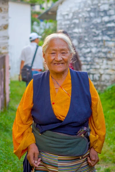 Pokhara, nepal - 06. Oktober 2017: Nahaufnahme einer alten tibetischen Frau, die im Dorf Tashi ling für die Kamera posiert und lächelt. tashi ling ist eines der tibetischen Flüchtlingslager in Nepal — Stockfoto