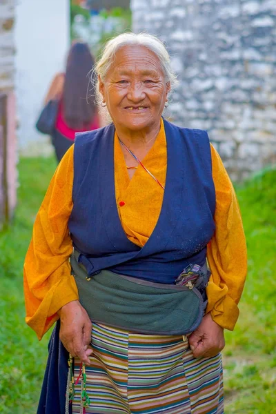 Pokhara, nepal - 06. Oktober 2017: Nahaufnahme einer alten tibetischen Frau, die im Dorf Tashi ling für die Kamera posiert und lächelt. tashi ling ist eines der tibetischen Flüchtlingslager in Nepal — Stockfoto