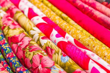 Farklı renkler, farklı kumaş kumaş dikiş elbise ve diğer şeyler, kırmızı, sarı kumaş bekliyorum yakın çekim