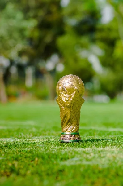 Крупный план фальшивого золотого трофея в виде земного шара в парке — стоковое фото