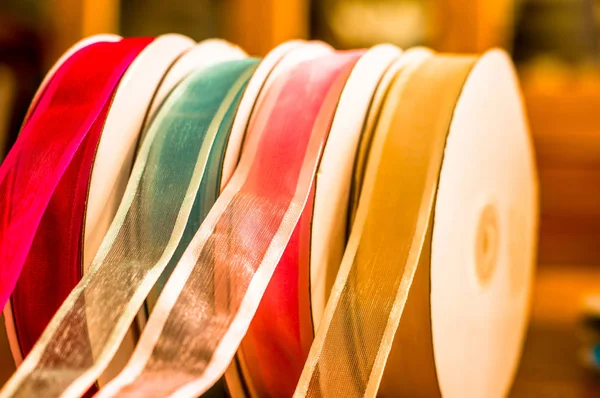 Gros plan de rouleaux de ruban adhésif coloré, sur une table en bois dans un fond flou — Photo