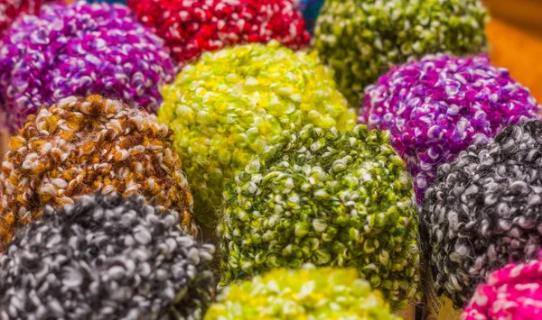Close up van kleurrijke wol garen ballen, wol speelgoed te spelen, in een onscherpe achtergrond — Stockfoto