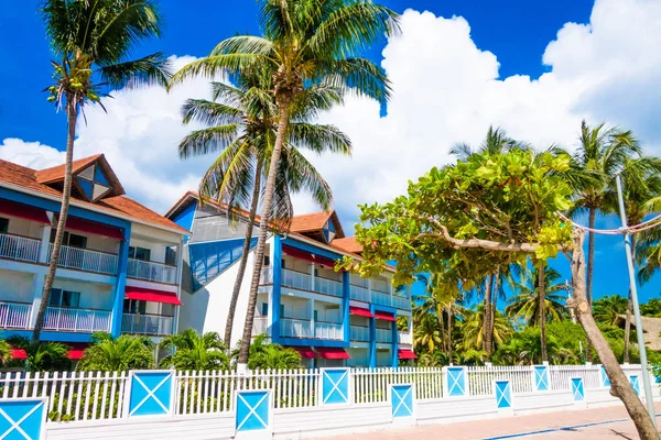 Wunderschöner blick auf soe-gebäude und palmen in san andres, kolumbien an einem schönen tag — Stockfoto