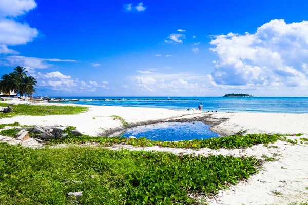 美丽的白色沙滩, 绿松石水和美丽的阳光明媚的一天在圣安德斯海滩, 哥伦比亚 — 图库照片
