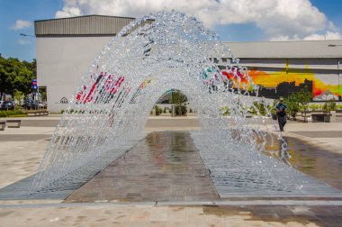 Quito, Ekvator - Kasım, 27, 2017: tanımlanamayan mainstreet Amazonas avenue arkasında, bir bina yapısı ile su eğlence yapısı ile yeni boulevar olarak yürüyüş polis