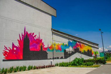 Quito, Ekvator - Kasım, 27, 2017: Amazonas avenue, mainstreet ile muhteşem bir yeni boulevar güzel açık manzarasına çizmek Quito şehir bir binada