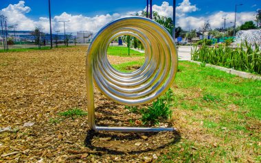 Güzel açık metalik sarmal yapı görüş mainstreet Amazonas caddede Quito şehir içinde yeni boulevar yakın çekim