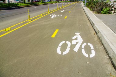 Güzel açık görünümünde Bikeway mainstreet Amazonas caddede Quito şehir içinde yeni boulevar