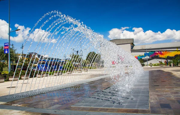 Quito, Ekvator - Kasım, 27, 2017: güzel açık manzarasına mainstreet Amazonas avenue Quito şehir arkasında, bir bina yapısı ile su eğlence yapısı ile yeni boulevar