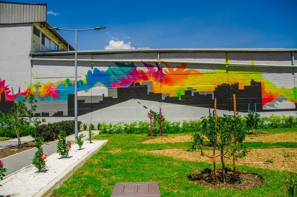 Quito, Ekvator - Kasım, 27, 2017: Amazonas avenue, mainstreet ile muhteşem bir yeni boulevar güzel açık manzarasına çizmek Quito şehir bir binada