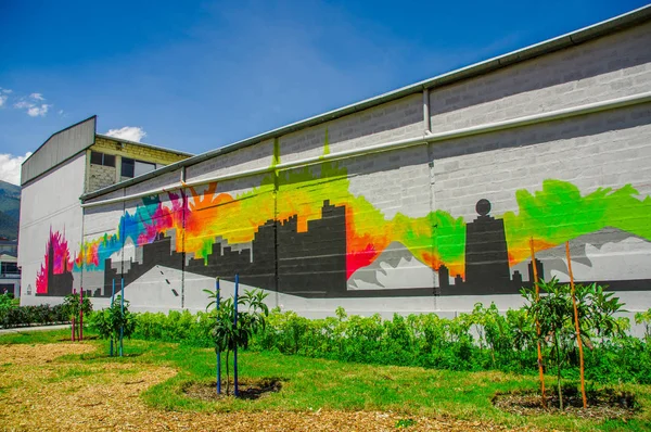 Quito, Ekvator - Kasım, 27, 2017: Amazonas avenue, mainstreet ile muhteşem bir yeni boulevar güzel açık manzarasına çizmek Quito şehir bir binada