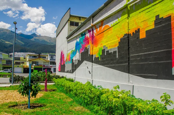 QUITO, EQUADOR-NOVEMBRO, 27, 2017: Bela vista ao ar livre do novo boulevar em mainstreet na avenida Amazonas com um lindo sorteio em um prédio na cidade de Quito — Fotografia de Stock