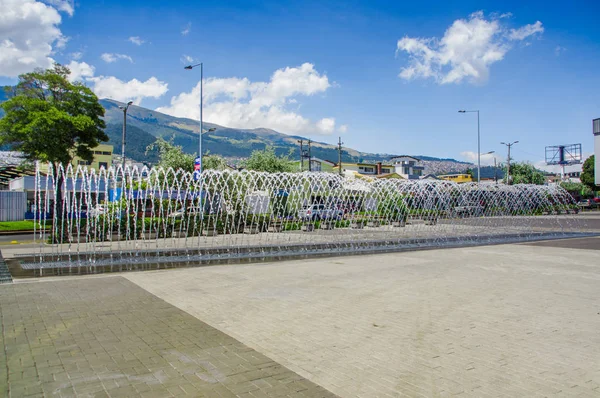 Quito, Ekvador-Kasım, 27, 2017: bir bina yapısı ve dağ arkasında bir su eğlence yapısı ile Amazonas Bulvarında Mainstreet yeni boulevar güzel açık manzara, 