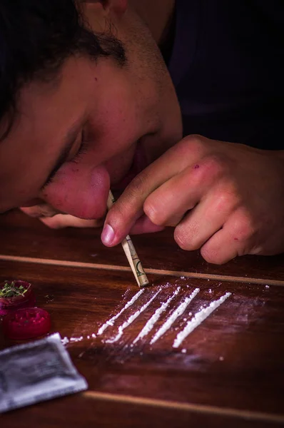 木製テーブル、木製テーブルの上に準備、コカインを吸入、ラップされたドル紙幣を使用男中毒で異なる薬のクローズ アップ — ストック写真