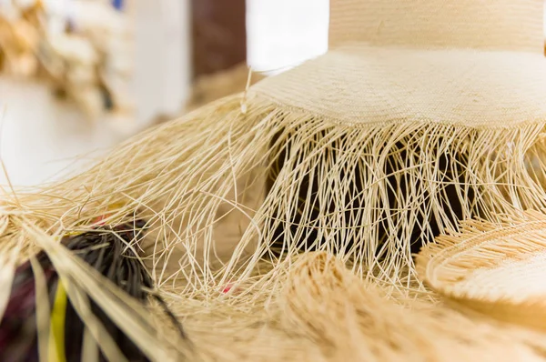 Primer plano del enfoque selectivo del sombrero de Panamá hecho a mano en el mercado interior en Otavalo, Ecuador — Foto de Stock