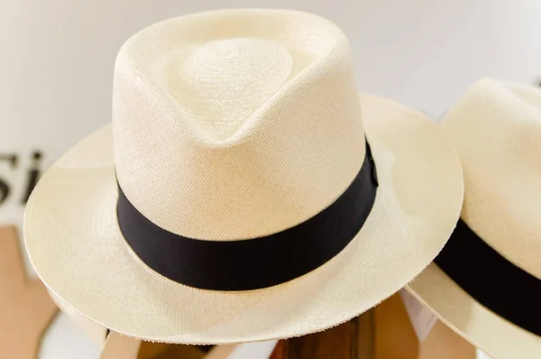 Hermoso sombrero de Panamá hecho a mano dentro de un mercado en Otavalo, Ecuador —  Fotos de Stock