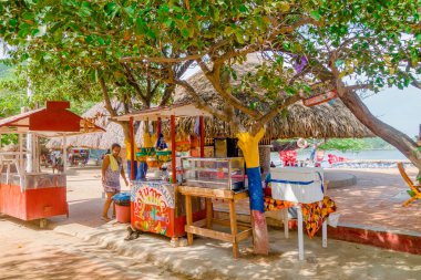 Santa Marta, Kolombiya - 10 Ekim 2017: Açık satış taze hazırlanmış meyve suları stand Taganga, Kolombiya, kimliği belirsiz bir kadın. Taganga küçük bir balıkçı kasabasıdır yakın Santa Marta