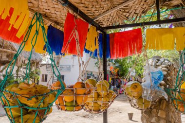 Santa Marta, Kolombiya - 10 Ekim 2017: açık görünüm taze satış standı Taganga, Kolombiya meyve suları hazır. Taganga küçük bir balıkçı kasabasıdır yakın Santa Marta