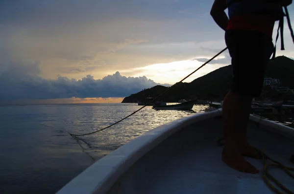 Santa Marta, Kolumbie - 10 října 2017: Zblízka muže v nádherný západ slunce v karibské pláže. Taganga — Stock fotografie