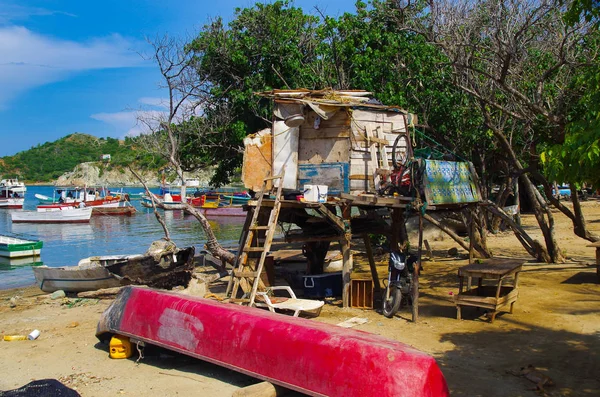 SANTA MARTA, COLOMBIA - 10 DE OCTUBRE DE 2017: Vista al aire libre de muchos barcos en el agua y un barco rosa en la arena en una playa caribeña. Taganga, Colombia — Foto de Stock