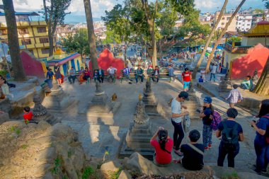 Katmandu, Nepal 15 Ekim 2017: küçük stupas dua bayrakları Swayambhu Nath Tapınağı, Katmandu, Nepal çevrili yakın yürüyüş tanımlanamayan kişi