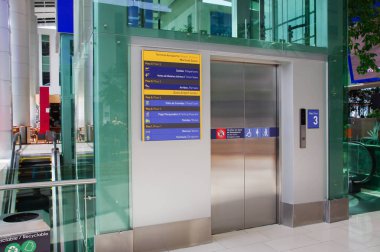 Quito, Ekvator - 23 Kasım 2017: Bir asansör ile birçok reklam Mariscal Sucre Havalimanı Quito şehir içinde kapalı görünümünü