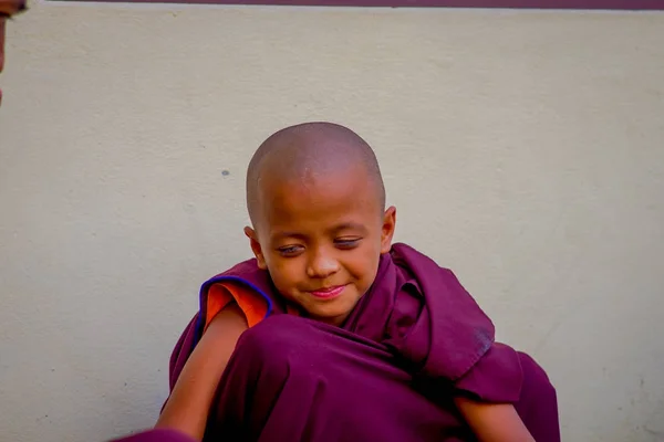 POKHARA, NEPAL - 06 OCTOBRE 2017 : Gros plan d'un moine bouddhiste souriant à la caméra pendant le déjeuner à l'établissement de réfugiés Tashi à Pokhara, au Népal — Photo