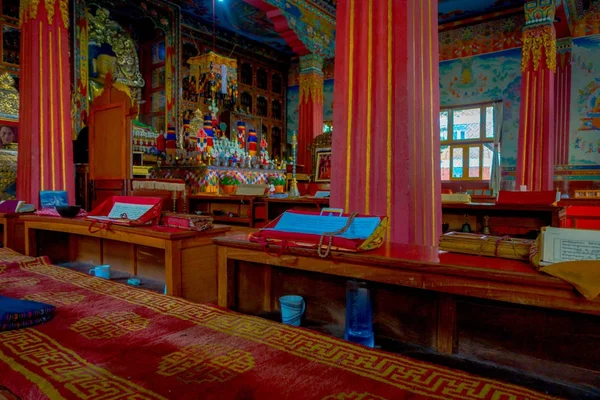 POKHARA, NEPAL - 06 OTTOBRE 2017: Vista interna del luogo di preghiera all'interno dell'edificio nel monastero di Thrangu Tashi Choling a Kathmandu, Nepal — Foto Stock