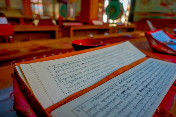 Pokhara, Nepal - 06 Ekim 2017: Bazı dua kağıtları Thrangu Tashi Choling Manastırı Katmandu, Nepal binada içinde kapalı görünümünü