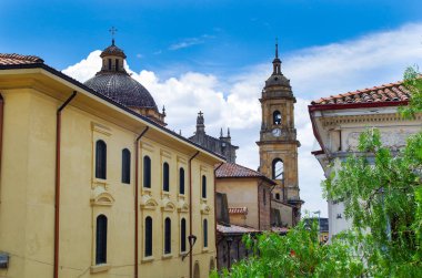Bogota, Kolombiya 22 Ekim 2017: Güzel açık bir kubbe ve görünümünü La Candelaria, Bogota, Colombia şehir merkezinde tarihi mahalle çatı