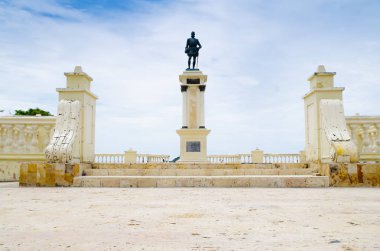 Santa Marta, Kolombiya - 21 Ekim 2017: Şehir kurucusu Rodrigo de Bastidas Santa Marta'da Kuzey Kolombiya popüler Karayip hedef heykeli
